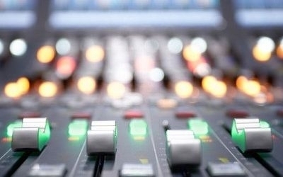 Digitální mixážní systémy řady mc² pro broadcasting a live aplikace Digitální mixážní systémy řady mc² pro broadcasting a live aplikace